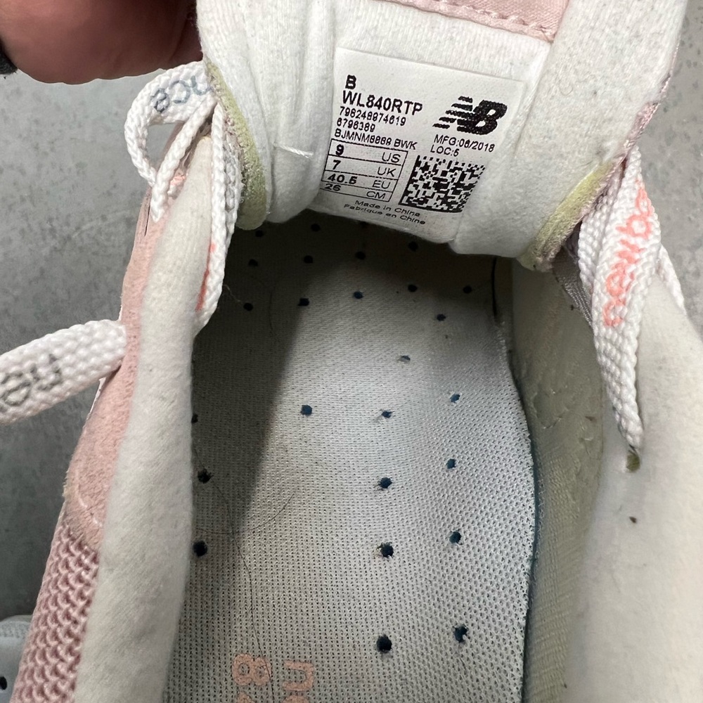 Pink New Balance - Picture 3 of 4
